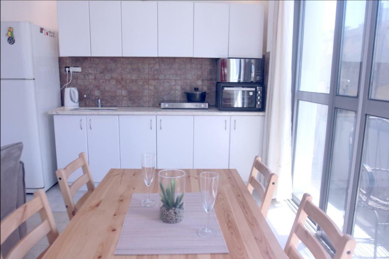 Central Apartment With Shelter Room -1 Bedroom & Living Room And Balcony Тел Авив Екстериор снимка